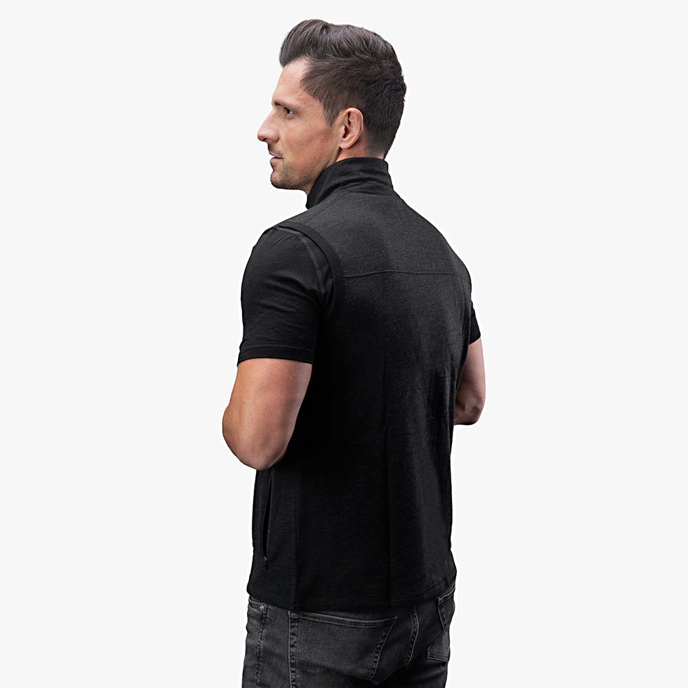 Merino Weste Herren 270 g/m², getragen von einem Mann. Hochwertige Wollweste mit durchgehendem Reißverschluss, ideal als Midlayer für Outdoor-Aktivitäten.
