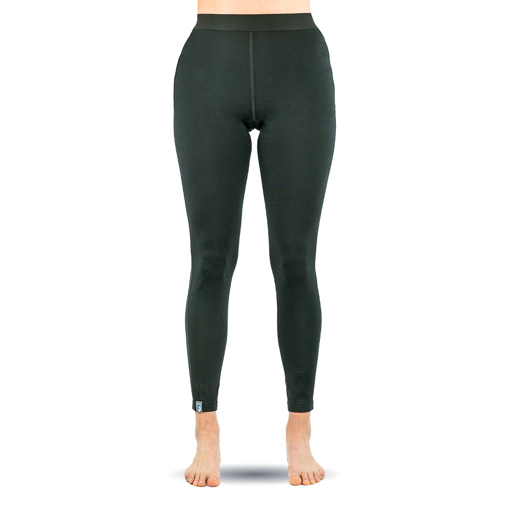 Dame trägt Lange Merino Unterhose 150 g/m2, bietet Komfort und Funktionalität für Outdoor-Aktivitäten. Ideal für mehrtägige Wanderungen und sportliche Abenteuer.