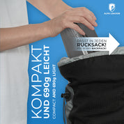 Person verstaut 3 Jahreszeiten Schlafsack Bundle mit Daunenschlafsack und Light Pro Schlafmatte in einer Tasche, ideal für Outdoor-Abenteuer und kühle Nächte.