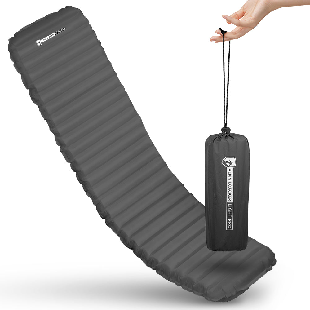 Hand hält leichte Isomatte isoliert mit Kunstdaune - 750g, ideal für Outdoor-Abenteuer, zeigt kompaktes Design und transportable Größe für Camping und Trekking.