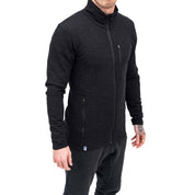 Merino Jacke Herren 270 g/m²: Mann in sportlicher, schwarzer Jacke aus Merinowolle, ideal für Outdoor-Aktivitäten und Alltag, kombiniert Komfort und Funktionalität.