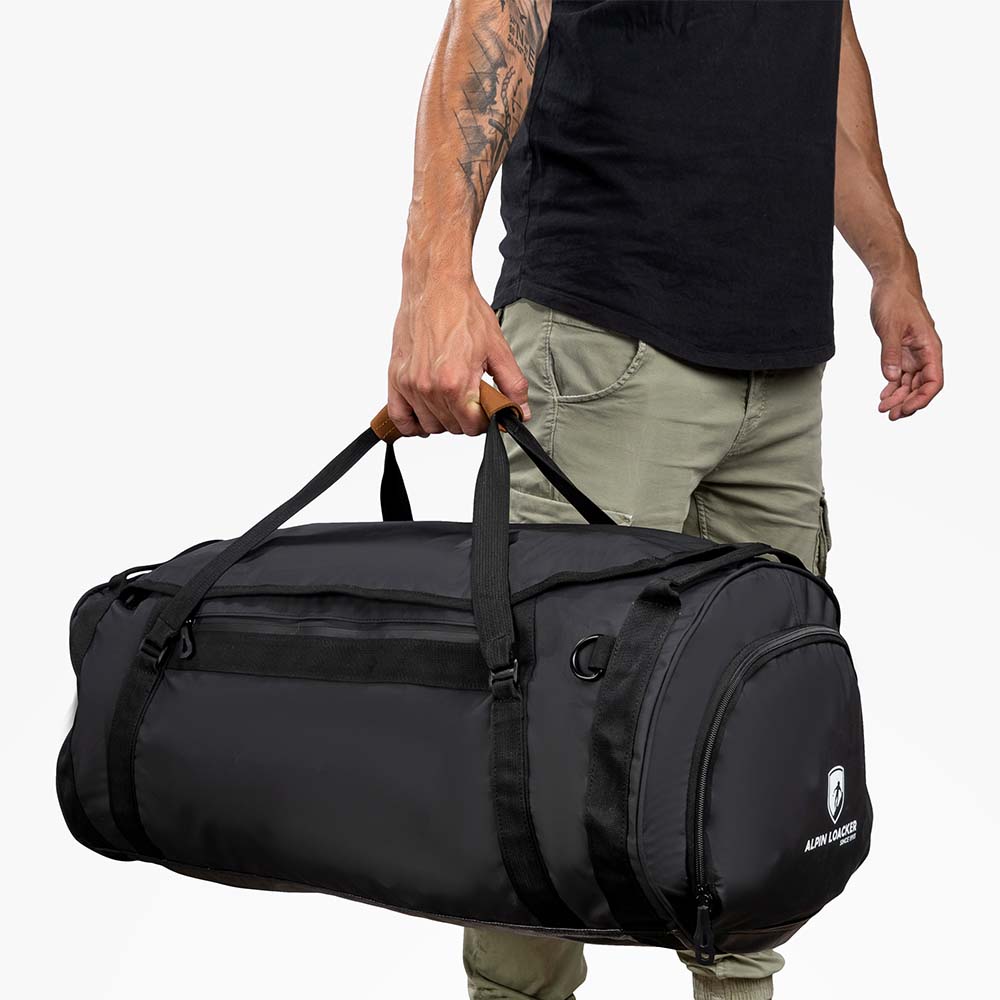 Ein Mann hält die Alpin Loacker Reisetasche, Sporttasche & Duffel Bag, die sich in einen Rucksack umwandeln lässt, ideal für Outdoor-Abenteuer.