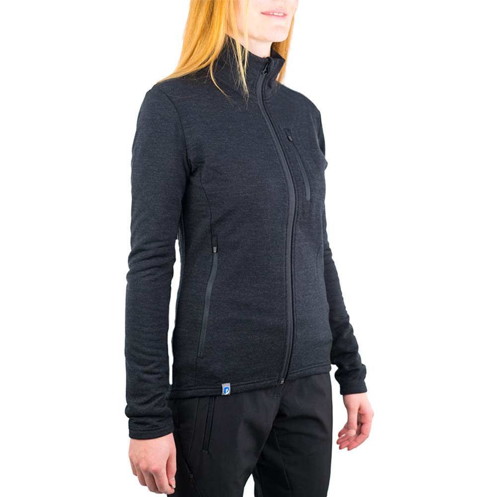 Frau trägt Merino Jacke Damen 270 g/m2, ideal für Outdoor-Aktivitäten. Hochwertige Merinowolle sorgt für Komfort und Vielseitigkeit.