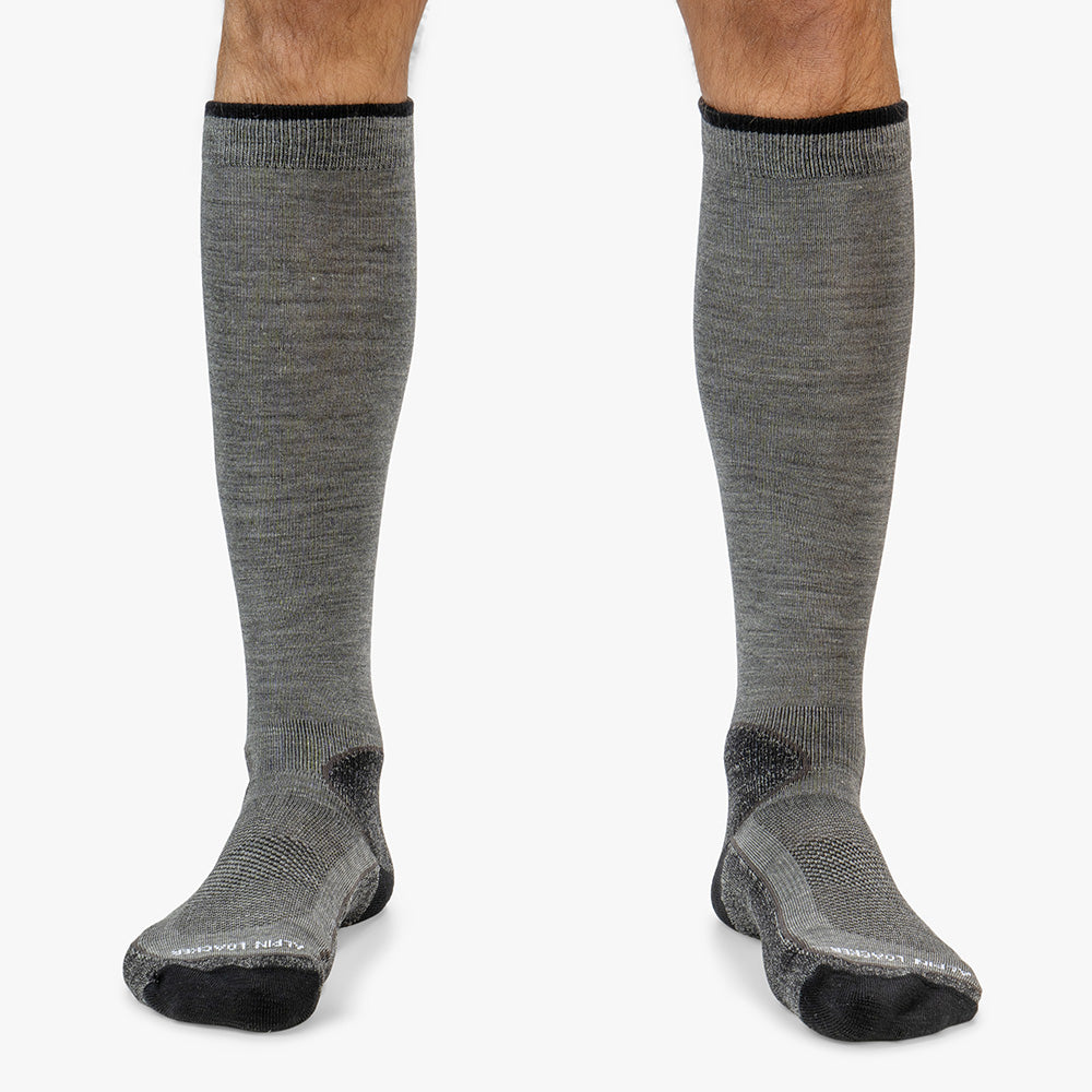 Hohe Merino Ski Socken für Herren und Damen, getragen, bieten optimalen Komfort und Leistung, aus Merinowolle, Nylon und Elastan, für Skitouren geeignet.