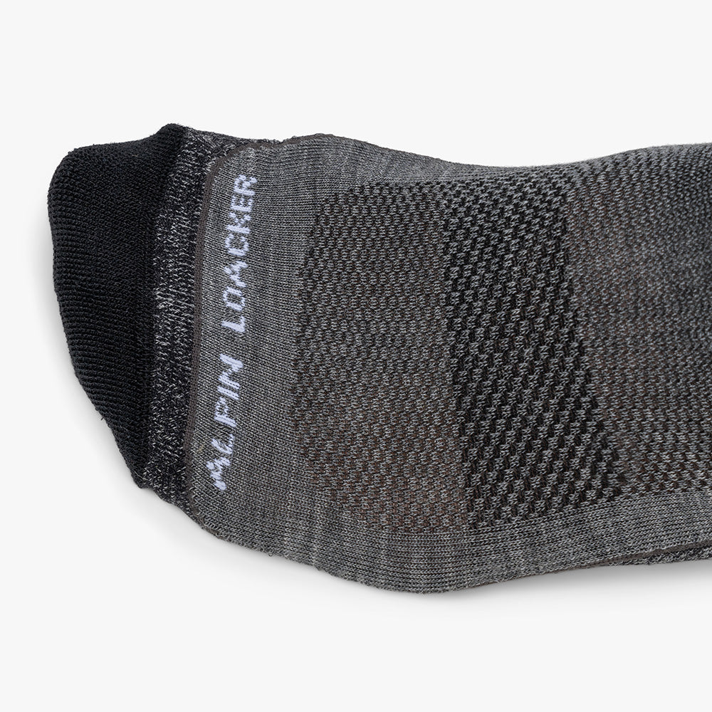 Hohe Merino Ski Socken Herren & Damen mit weißem Text, bieten optimalen Komfort und Leistung durch Merinowolle-Mix, perfekt für lange Skitouren oder Pistentage.