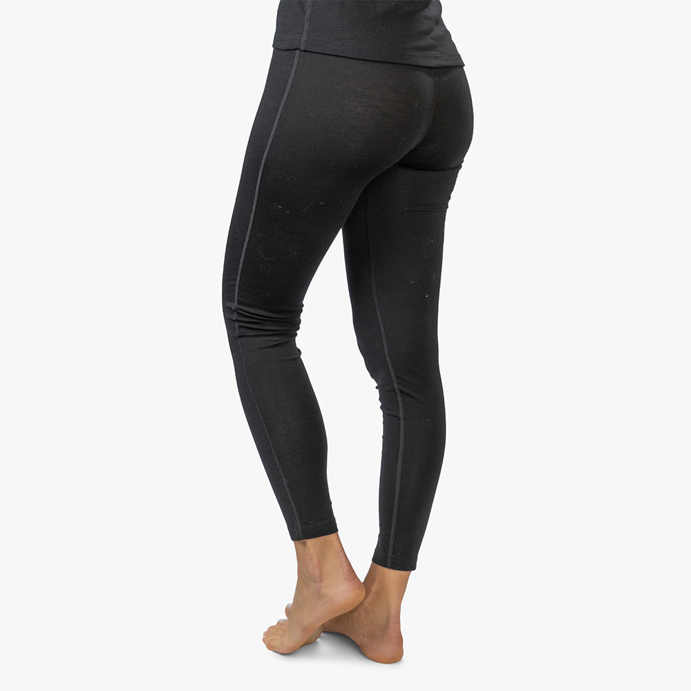m2, zeigt Beine in schwarzer Funktionsunterwäsche aus CORESPUN-Merinowolle, ideal für Outdoor-Aktivitäten und mehrtägige Wanderungen.