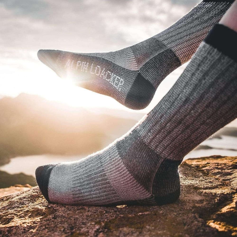 Merino Wandersocken Classic Herren & Damen: Person in Merino-Wandersocken, ideal für Outdoor-Abenteuer, bietet Komfort, Atmungsaktivität und Strapazierfähigkeit durch 72% Merinowolle.