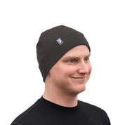 Mann mit Merino Mütze Herren & Damen 230g/m2, aus 100% Merinowolle, ideal für Outdoor-Aktivitäten, bietet ganzjährigen Komfort und Schutz.
