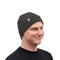 Mann mit Merino Mütze Herren & Damen 230g/m2, aus 100% Merinowolle, ideal für Outdoor-Aktivitäten, bietet ganzjährigen Komfort und Schutz.