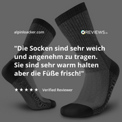 Merino Wandersocken Classic für Herren und Damen mit weißem Text, ideal für Outdoor-Abenteuer. Enthält 72% Merinowolle für Komfort und Strapazierfähigkeit.