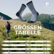 Merino Wandersocken Classic Herren & Damen auf einem Hügel getragen, ideal für Outdoor-Abenteuer, bietet Komfort und Strapazierfähigkeit dank hohem Merinowolle-Anteil.