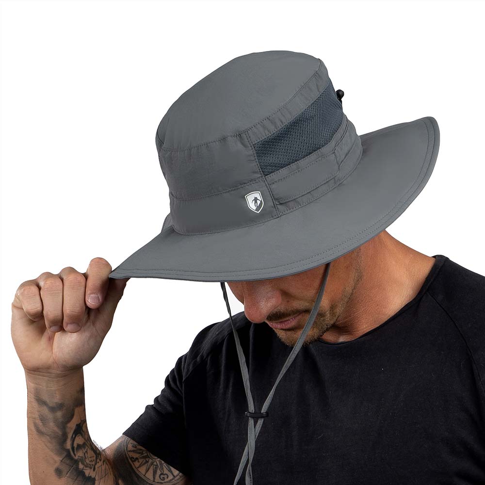 Ein Mann trägt den Sonnenhut mit UV Schutz Unisex, ideal für Outdoor-Aktivitäten, mit verstellbarem Kinnband und formbarer Krempe für optimalen Schutz.