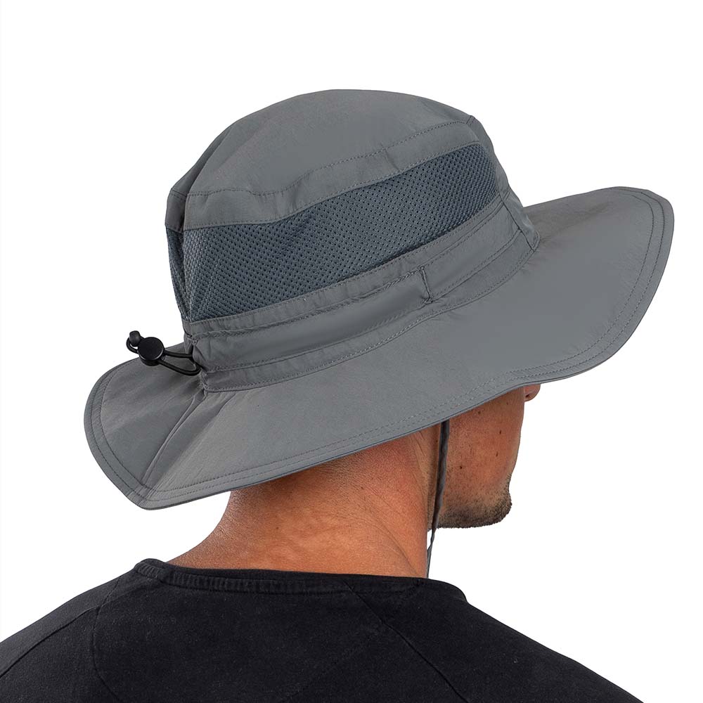 Mann trägt den Sonnenhut mit UV Schutz Unisex, ideal für Outdoor-Aktivitäten, mit verstellbarem Kinnband und formbarer Krempe, von Alpin Loacker.