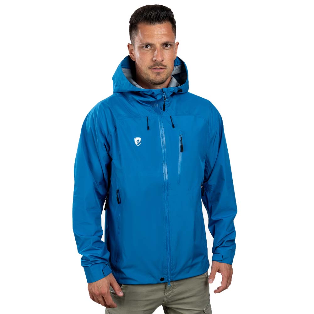 Mann in blauer Herren 3 Lagen Hardshell Regenjacke mit Kapuze, ideal für Outdoor-Abenteuer. Wasserdicht, winddicht und atmungsaktiv, perfekt für alle Jahreszeiten.