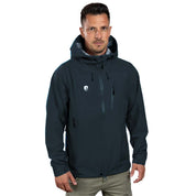Mann trägt die Herren 3 Lagen Hardshell Regenjacke, ideal für Outdoor-Aktivitäten mit wasserdichten und atmungsaktiven Eigenschaften, Helmkompatibilität und verstellbarer Kapuze.