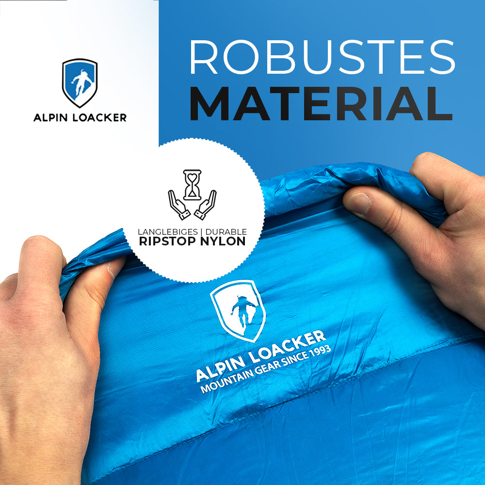 Leichter Sommer Daunenschlafsack, ultraleicht, kompakt, mit weißem Text. Ideal für Reisen, Camping. Enthält Logo und wird von Händen gehalten. Perfekt für Outdoor-Abenteuer.