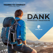 Mann mit Rucksack auf Berg mit Blick auf den Himmel, symbolisiert den ultraleichten Alpin Loacker Sommer-Daunenschlafsack für Outdoor-Abenteuer.