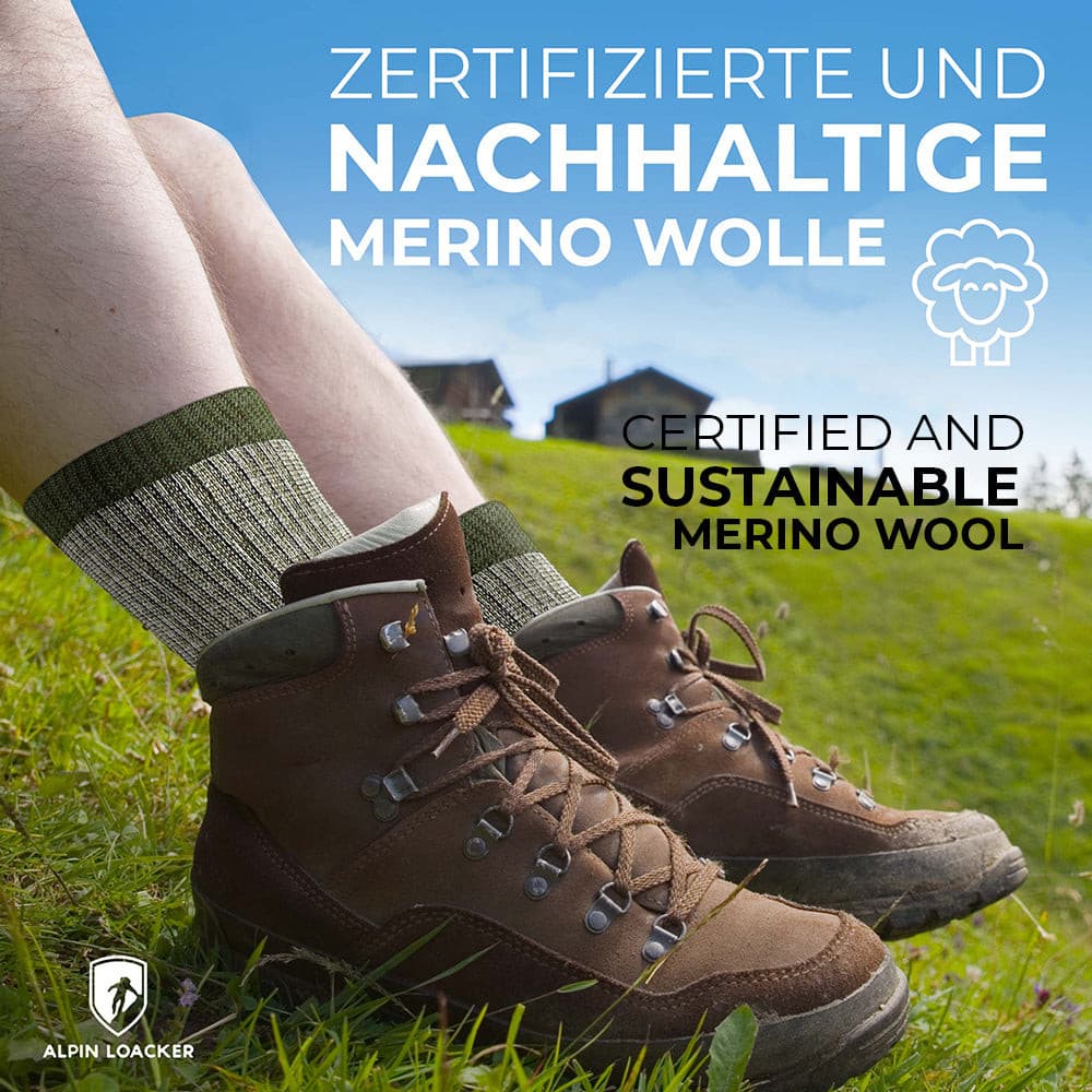 Merino Wandersocken Classic für Herren und Damen, getragen auf Gras, ideal für Outdoor-Abenteuer, bieten Komfort und Langlebigkeit durch hohen Merinowolle-Anteil.