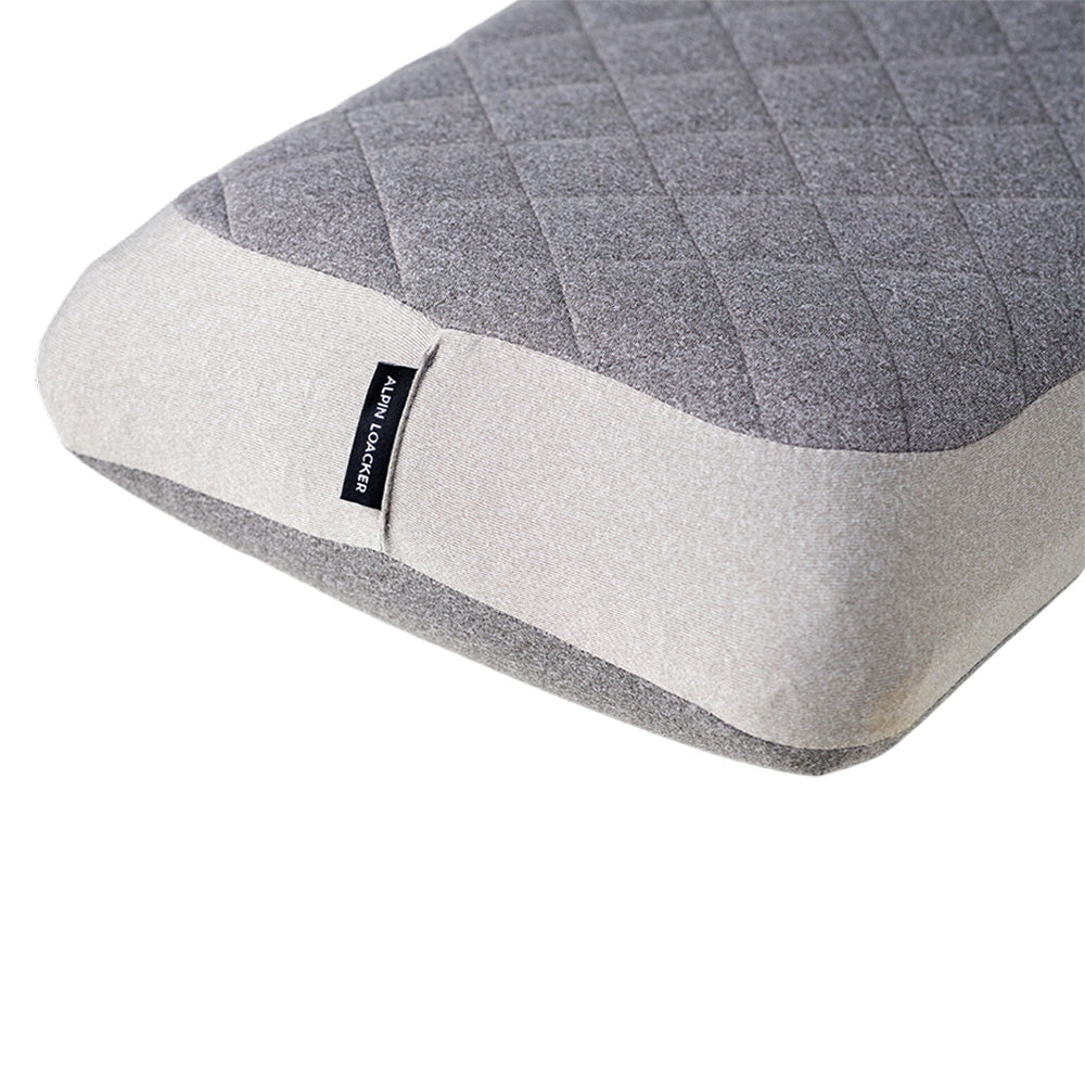 Nahaufnahme des Leichtes Reisekissen aufblasbar, ideal für Outdoor-Abenteuer, mit ergonomischer Unterstützung und weichem Polyesterbezug für maximalen Komfort.