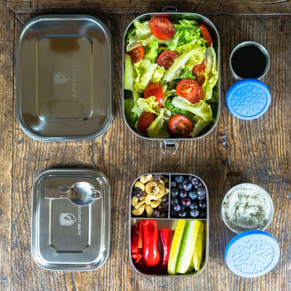 Edelstahl Behälter mit Silikondeckel, gefüllt mit Salat, ideal für Outdoor-Abenteuer. Zwei Größen, auslaufsicher, robust, perfekt für Saucen und Dips.