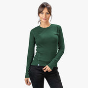Frau trägt das Merino Langarm Shirt Damen 230 g/m2 aus 100% Merinowolle, ideal für Outdoor-Aktivitäten und Reisen, bietet Komfort und Funktionalität.