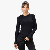 Frau in Merino Langarm Shirt Damen 230 g/m2, optimal für Outdoor-Aktivitäten. Hochwertige Merinowolle bietet Komfort, Temperaturregulierung und Geruchsneutralität.