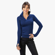 Frau trägt das Merino Langarmshirt mit Zip Damen 230g/m2, ideal für Outdoor-Aktivitäten, aus atmungsaktiver, geruchsresistenter Merinowolle, perfekt zum Wandern und Reisen.