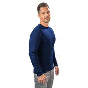 Mann trägt Merino Langarmshirt Herren 230 g/m2 aus 100% Merinowolle, ideal für Outdoor-Aktivitäten, atmungsaktiv und geruchsneutral.