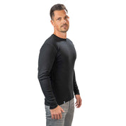 Mann trägt Merino Langarmshirt Herren 230 g/m2, ideal für Outdoor-Aktivitäten dank atmungsaktiver, temperaturregulierender Merinowolle. Perfekt für Abenteuer und mehrtägige Wanderungen.