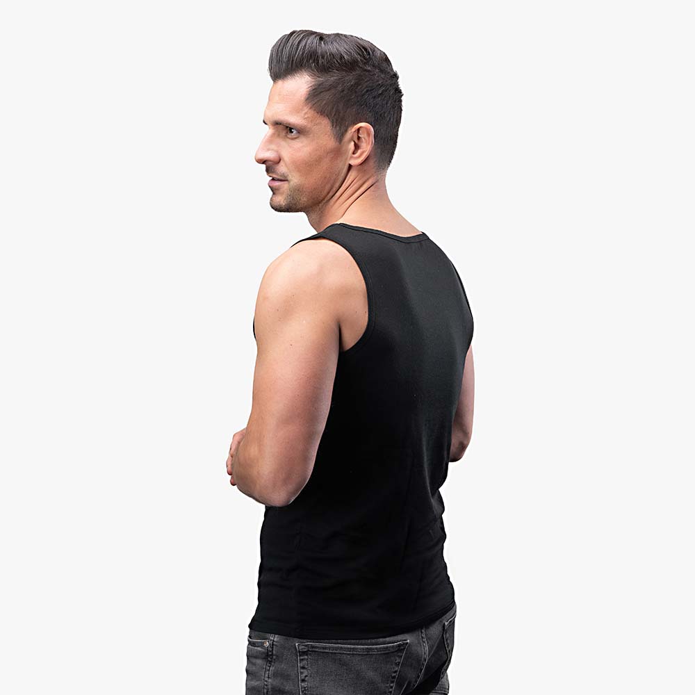 Mann im schwarzen Merino Tank Top Herren 150 g/m², ideal für Outdoor-Aktivitäten, vereint Weichheit und Strapazierfähigkeit durch CORESPUN-Technologie. Perfekt für Sport und Reisen.