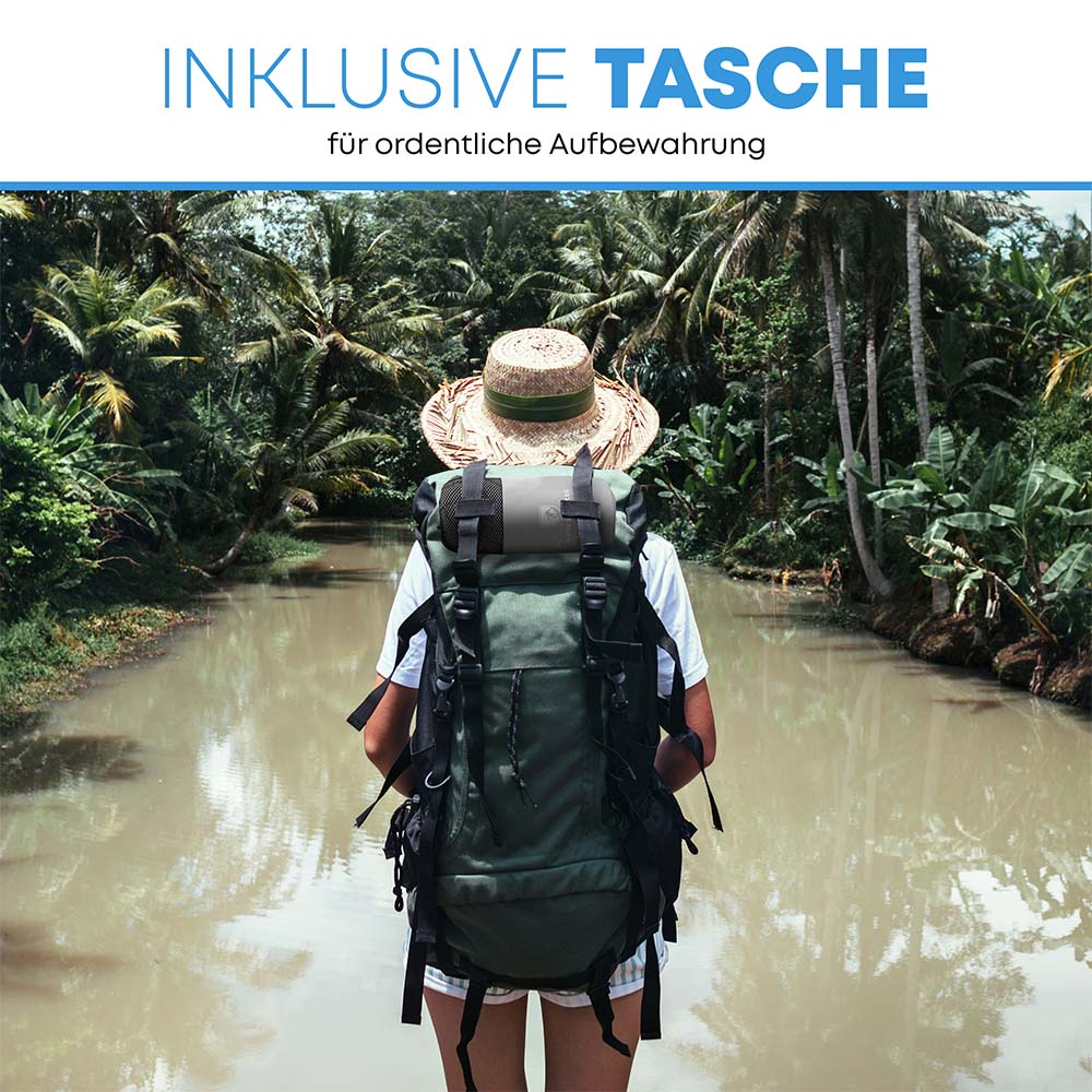 Person mit Rucksack und Strohhut wandert durch einen Fluss, symbolisiert Vielseitigkeit und Leichtigkeit des ultraleichten Reiseschlafsacks aus recyceltem Material.