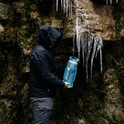 Trinkblase für Sommer + Winter, gehalten von einer Person neben Eiszapfen; ideal für Outdoor-Aktivitäten, ultraleicht, robust und auslaufsicher.