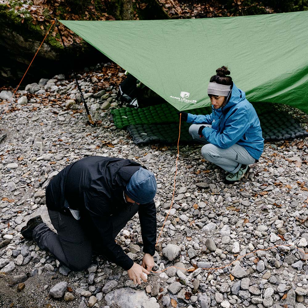 Tarp 500 - das leichte Wingtarp, auf Felsen neben Zelt; ideal für Outdoor-Abenteuer, bietet Schutz vor Regen und Sonne für 1-2 Personen.